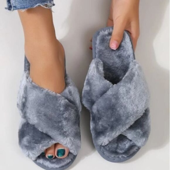 FAUX FUR SLIPPERS IN FLUFFY GRAY - Picture 1 of 7